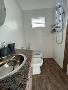 bagno con lavandino e servizi igienici di Casa de Tati en Cosquín Córdoba a Cosquín