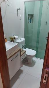 La salle de bains est pourvue de toilettes, d'un lavabo et d'une douche. dans l'établissement Recanto ViVa - Catuama, à Goiana