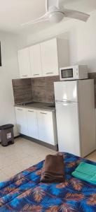 A kitchen or kitchenette at Lodge El Muelle Arinaga