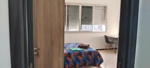 a small room with a bed and a window at Lodge El Muelle Arinaga in Arinaga