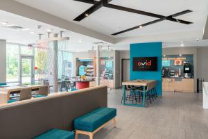 a waiting room with a table and chairs at avid hotel Nashville - Lebanon an IHG Hotel in Lebanon