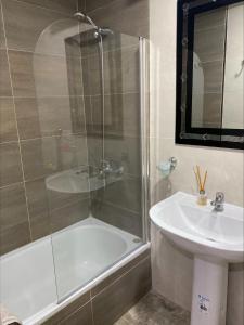 a bathroom with a shower and a sink at Depto en Monte Grande a 15 minutos del Aeropuerto 1 Zona Residencial con estacionamiento in Monte Grande