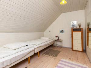Habitación con 2 camas y mesa. en Holiday home Læsø LIII, en Læsø