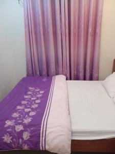 Postel nebo postele na pokoji v ubytování Phòng đơn giường đôi khép kín yên tĩnh