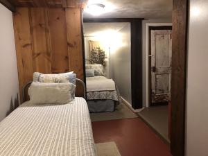 Postel nebo postele na pokoji v ubytování Woodland Cottage
