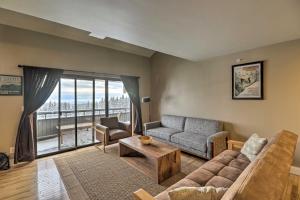 Posezení v ubytování Whitefish Mountain Ski-InandOut Condo with Views!