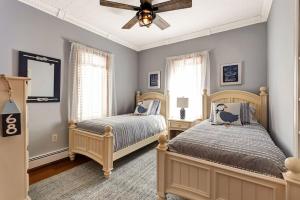1 dormitorio con 2 camas y ventilador de techo en New Listing ! Captain's Cottage - Cold Spring Harbor Water Views, 