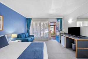 une chambre d'hôtel avec un lit et une télévision dans l'établissement The River Boat Hotel - Echuca, à Echuca
