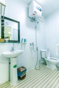 Un baño con ducha, lavabo e inodoro. en Sapa Center View Hotel, en Sa Pa