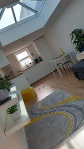 Habitación con sala de estar con alfombra. en 1 bedroom modern duplex, en Southampton
