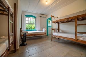 Двухъярусная кровать или двухъярусные кровати в номере Casa Viva Paraty