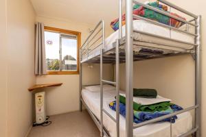 Palanda nebo palandy na pokoji v ubytování Strahan Backpackers + 21 fotografií