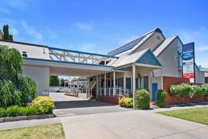 un edificio con una señal delante de él en The River Boat Hotel - Echuca, en Echuca