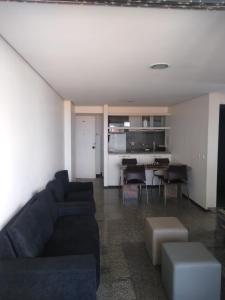 sala de estar con sofá y mesa en Flat na Beira Mar Mucuripe, en Fortaleza