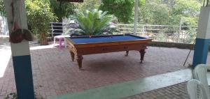 uma mesa de bilhar sentada num pátio de tijolos em Laureana Hotel Campestre em Agua de Dios