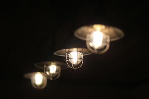 een groep lichten in een donkere kamer bij Cachette -SEVEN Hotels and Resorts- in Uruma