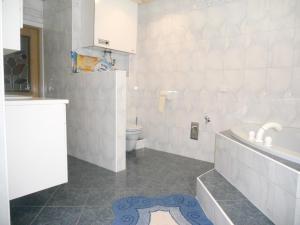Koupelna v ubytování Ferienwohnungen/Holiday Apartments Lederer + 7 fotografií