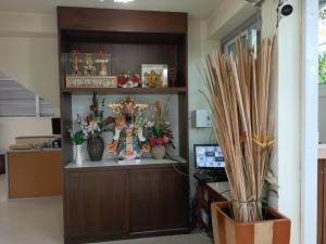 un bureau avec un bureau et des vases sur une étagère dans l'établissement OYO 75417 Grandview Condominia, à Bangkok