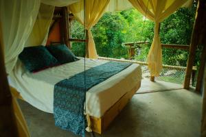 um quarto com uma cama numa tenda em 8 Caminos Glamping em Carmen de Apicalá