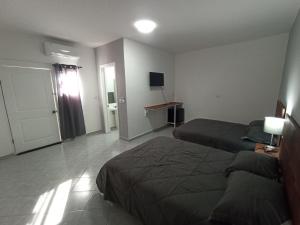 Habitación de hotel con 2 camas y TV en Your Bedroom en Puerto Peñasco