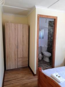 una camera da letto con bagno dotato di servizi igienici e armadio di Casa Avenida Alemania a Valparaíso
