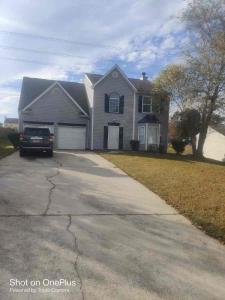 een huis met een vrachtwagen op een oprit bij Cozy private rooms in Jonesboro