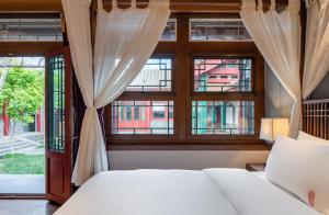 Letto o letti in una camera di Beijing Heyuan Courtyard Hotel (Forbidden City)