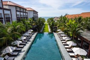 uma vista aérea da piscina no resort em The Anam Mui Ne em Mui Ne