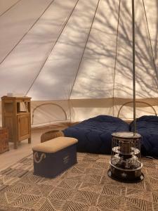 a room with a bed in a tent at Pre Hub 十勝 