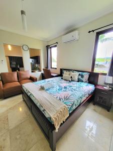 1 dormitorio con 1 cama grande y 1 sofá en Medewi Manor en Airsatang
