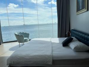Schlafzimmer mit einem Bett und Meerblick in der Unterkunft Nancy Grand Strip Villa Imperial 1 in Vũng Tàu