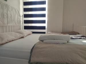 ein Bett mit zwei Kissen auf einem Zimmer in der Unterkunft Denizolgun Homes Suit Apart 2 in Dalaman