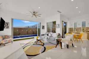 uma sala de estar cheia de mobiliário e uma grande janela em Breathtaking Luxury Villa Architectural Jewel em Palm Springs