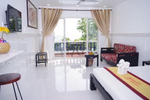 TV a/nebo společenská místnost v ubytování DYNASTY MUINE RESORT