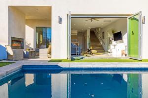 une maison avec une piscine en face d'une maison dans l'établissement Breathtaking Luxury Villa Architectural Jewel, à Palm Springs