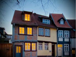 ein Haus mit orangefarbenen Lichtern an den Fenstern in der Unterkunft Property in Quedlinburg in Quedlinburg