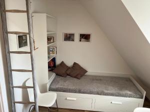 Bett in einem Zimmer mit einer Leiter in der Unterkunft Property in Quedlinburg in Quedlinburg