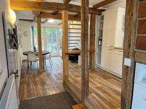 eine Küche und ein Esszimmer mit Holzböden und einem Tisch in der Unterkunft Property in Quedlinburg in Quedlinburg