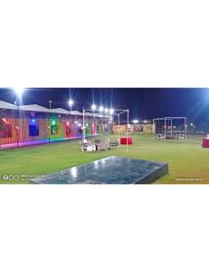 un campo de fútbol por la noche con un gol de fútbol en Hotel Shanti Heritage, Guna, en Guna
