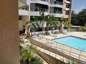vista para a piscina num hotel em Vistão do mar - posto 5 Barra da Tijuca no Rio de Janeiro