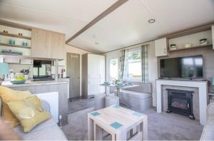 uma sala de estar com um sofá e uma lareira em Pepper Pot Lodge em Knaresborough