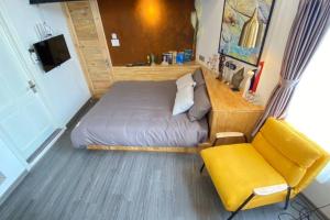 TV a/nebo společenská místnost v ubytování HomestayCHAT*InfinityTub2*Netflix*Hanoi*OldQuarter