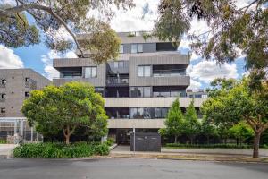 un edificio de apartamentos con árboles delante de él en StayCentral - Hawthorn East - Study, 2 Car spaces en Melbourne