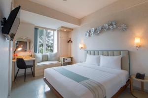 Una cama o camas en una habitación de Solaris Hotel Malang
