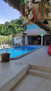 ein großer Swimmingpool in einem Resort mit einem Resort in der Unterkunft Baan sikhao Yanui in Rawai Beach