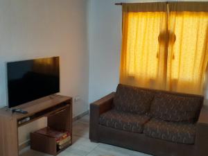 sala de estar con sofá y TV en Mendoza, Cacheuta, montaña en Luján de Cuyo