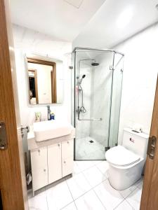 uma casa de banho com um chuveiro, um WC e um lavatório. em vinhomes dcapitale 1 phòng ngủ em Hanói