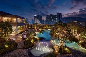 Bazén v ubytování Lotte Hotel Busan nebo v jeho okolí