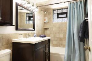 un bagno con lavandino, vasca e doccia di Chain O Lakes Nautical 4Bed 3Bath Waterfront with Bonus Room, Large Deck and Hot Tub a Fox Lake Altre 53 foto