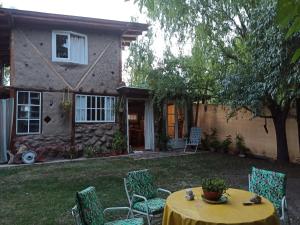 a table and chairs in front of a house at Hospedaje de Barro in La Consulta